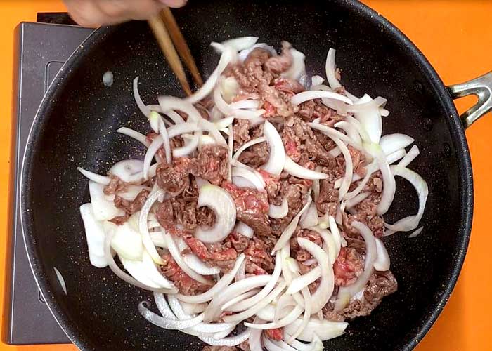 「ガッツリ食べたい！王道の牛丼」の作り方画像 4枚目