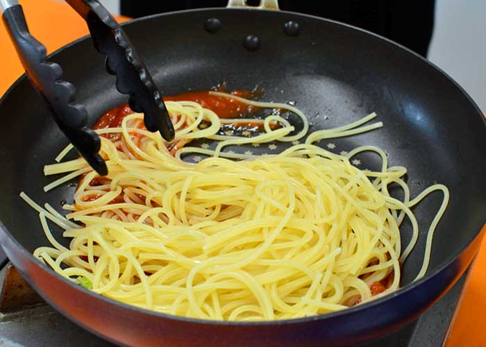 「バジル香るトマトソースのフレッシュスパゲッティ」の作り方画像 5枚目