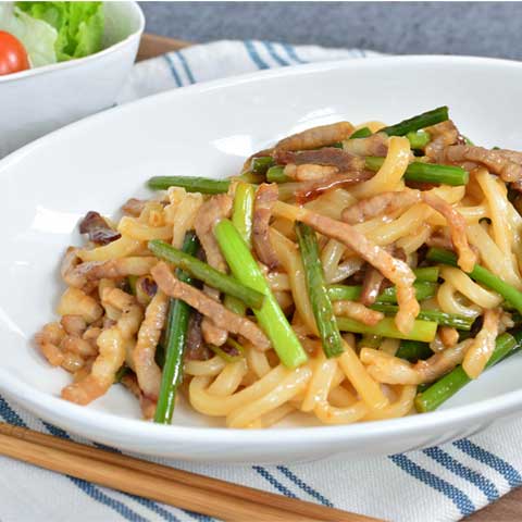 
					モチモチ食感♪ 豚の細切れとにんにくの芽の焼きうどん♪
				