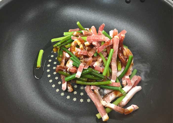 「モチモチ食感♪ 豚の細切れとにんにくの芽の焼きうどん♪」の作り方画像 2枚目