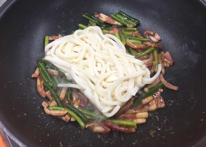 「モチモチ食感♪ 豚の細切れとにんにくの芽の焼きうどん♪」の作り方画像 3枚目