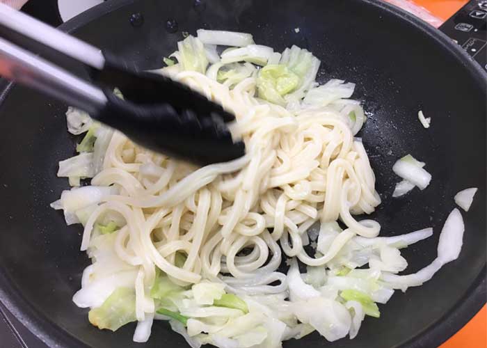 「炙り焼豚の焼うどん」の作り方画像 3枚目