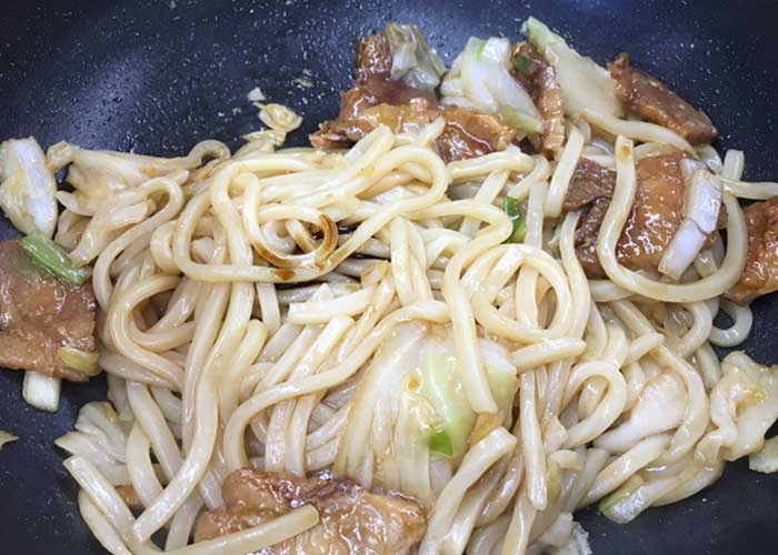 「炙り焼豚の焼うどん」の作り方画像 4枚目