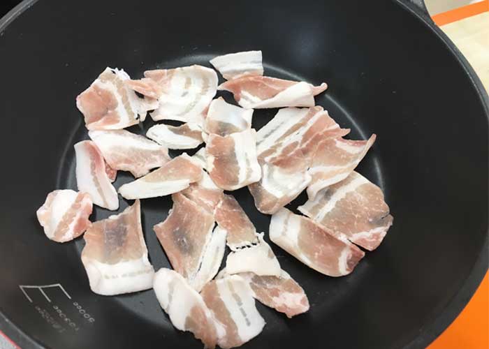 「カリカリ豚肉が超おいしい！豚バラ肉たっぷりのガーリックライス」の作り方画像 2枚目