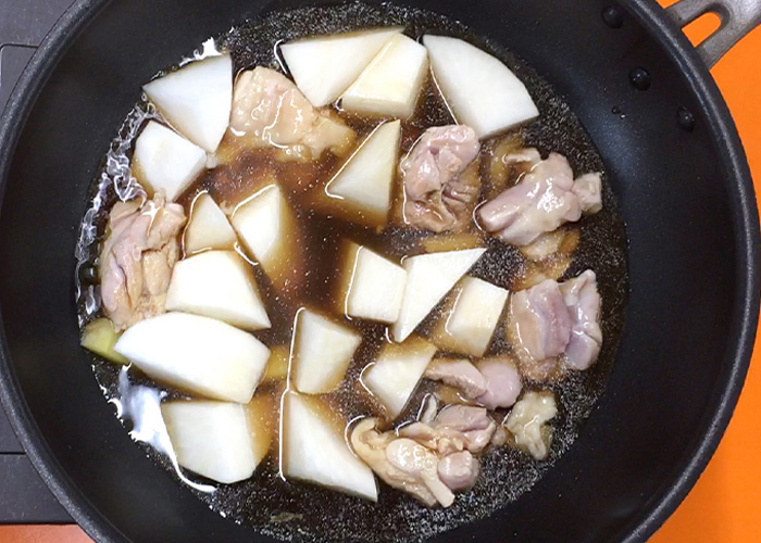 「カンタン黒酢で作る、大根ともも肉の染みうま黒酢煮」の作り方画像 3枚目