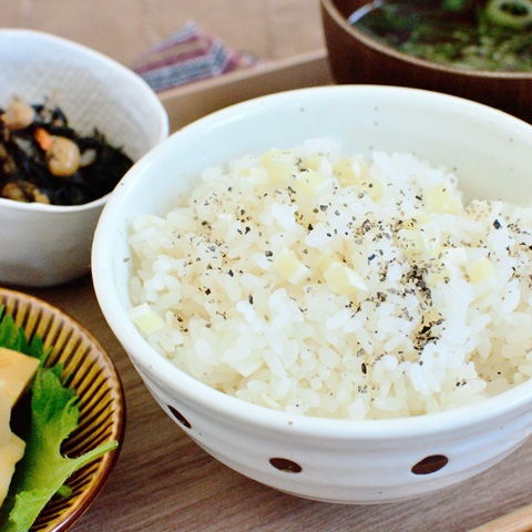 
					ふんわりタラの風味が美味しい、チータラの炊き込みご飯
				