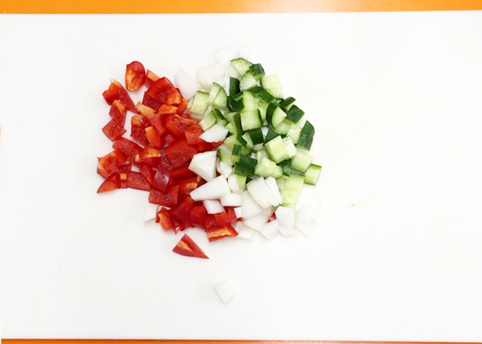 「つぶつぶ野菜とトマトの冷製スープ「ガスパチョ」」の作り方画像 1枚目