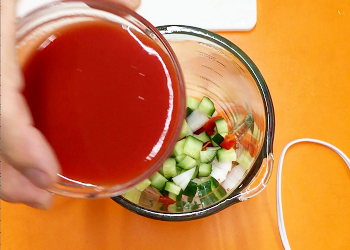 「つぶつぶ野菜とトマトの冷製スープ「ガスパチョ」」の作り方画像 2枚目