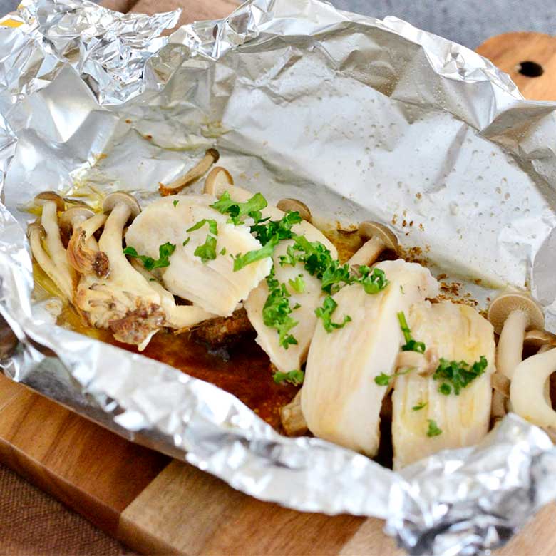 ヘルシー簡単♪サラダチキンとしめじのアルミホイル焼き(バター醤油味)の写真