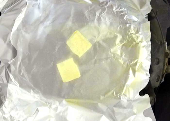 「ヘルシー簡単♪サラダチキンとしめじのアルミホイル焼き(バター醤油味)」の作り方画像 2枚目
