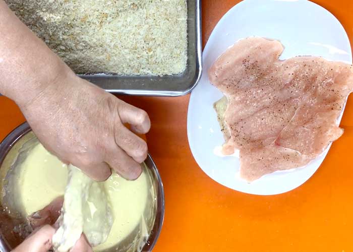 「衣サクサクでボリュームたっぷり！驚きのビックチキンカツ」の作り方画像 2枚目