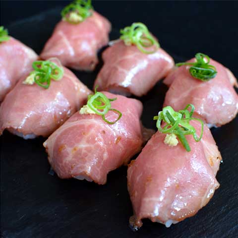 肉の旨みがたまらない！かんたんローストビーフ寿司の写真