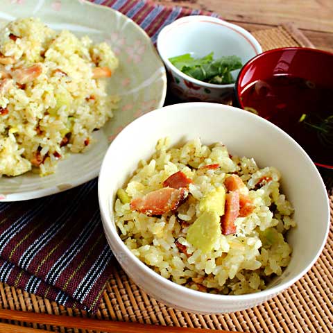 
					燻りベーコンとアボカドの炊き込みご飯
				