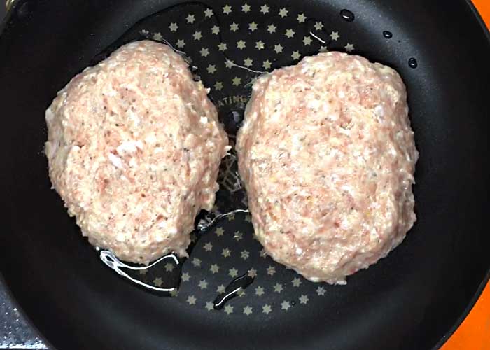 「ふっくら美味しい！鶏ひき肉のマヨネーズハンバーグ」の作り方画像 2枚目