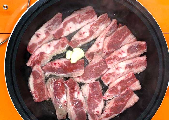 「しみウマ！牛カルビで作る肉じゃが」の作り方画像 2枚目