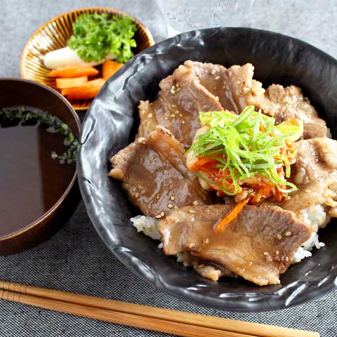 
					ガッツリ食べたいときに！王道の牛カルビ丼
				