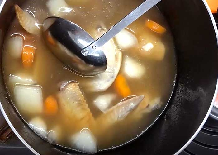 「鶏の旨味たっぷり！手羽先のあっさりスープ」の作り方画像 4枚目