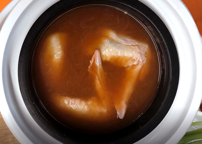 「炊飯器だけでできる！鶏のうまみ染み込む！手羽先の韓国風炊き込みご飯」の作り方画像 2枚目