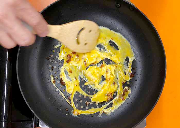 「鬼辛牛焼き肉で作る、鬼辛チャーハン」の作り方画像 2枚目