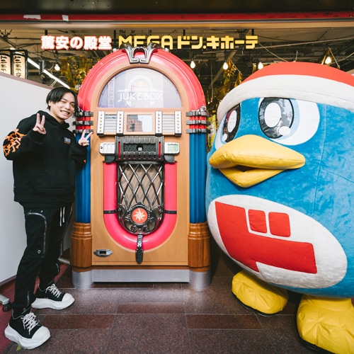 MEGAドンキ渋谷本店 優里さん Red Bull Jukeboxキャンペーン