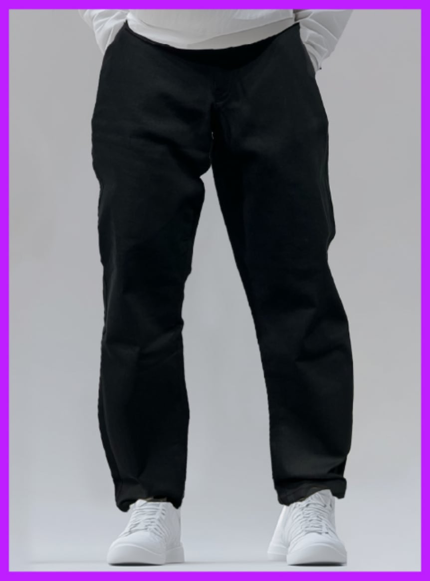 色褪せ知らずの黒テーパードパンツ