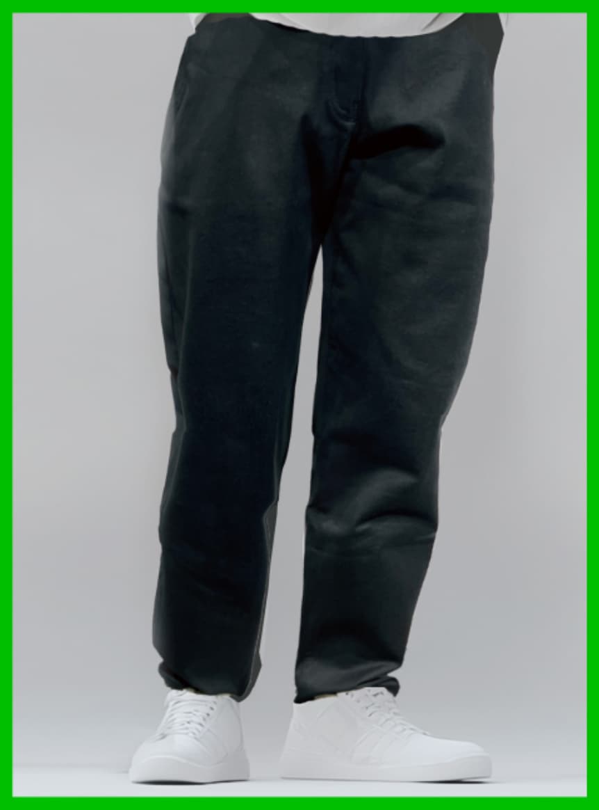 色褪せ知らずの黒ストレートパンツ