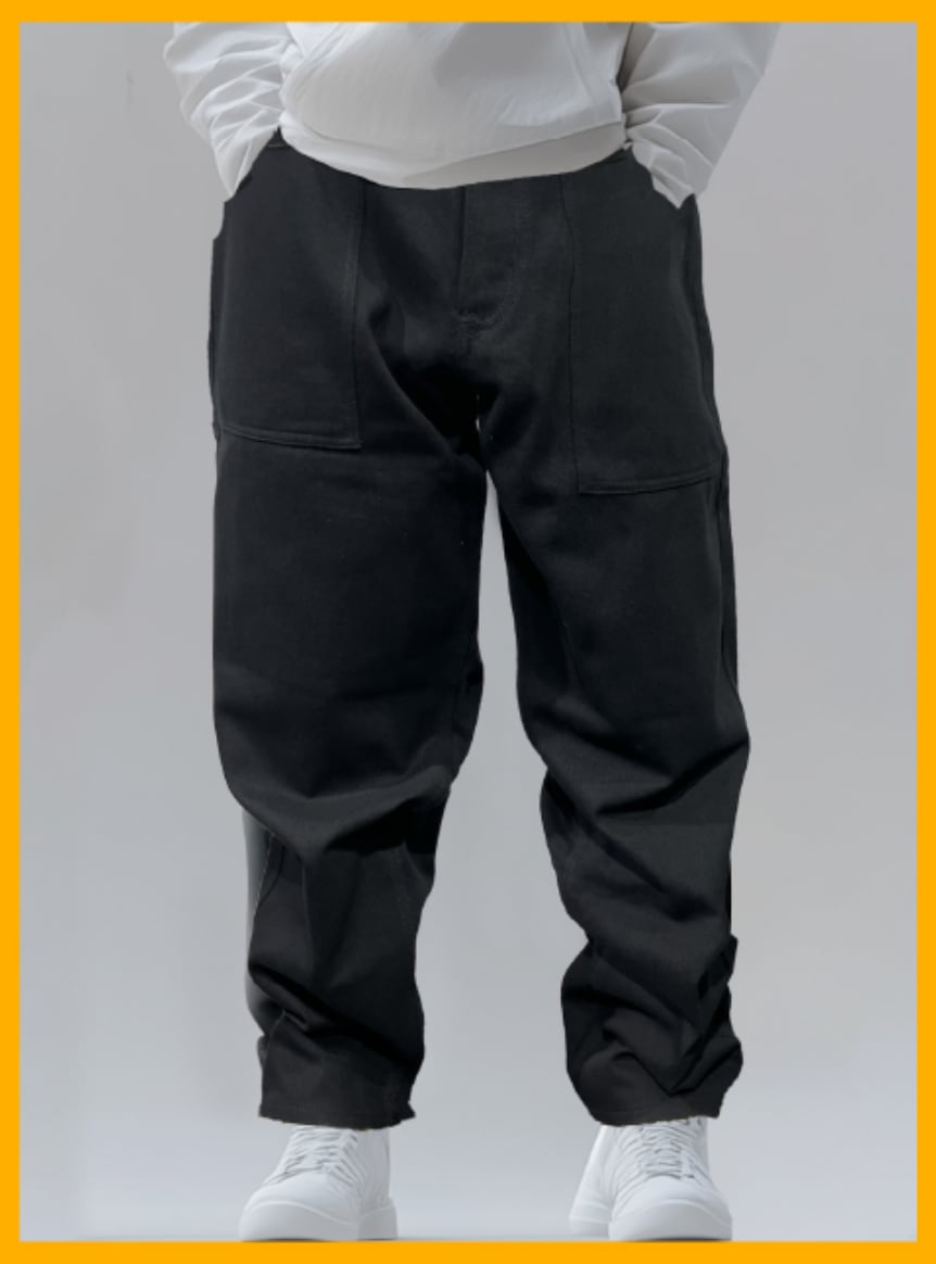 色褪せ知らずの黒ベイカーパンツ