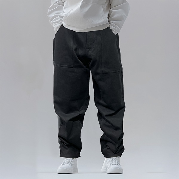 色褪せ知らずの黒 ベイカーパンツ