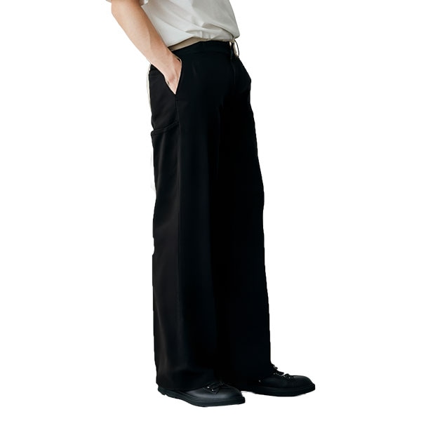 色褪せ知らずの黒 バギーパンツ